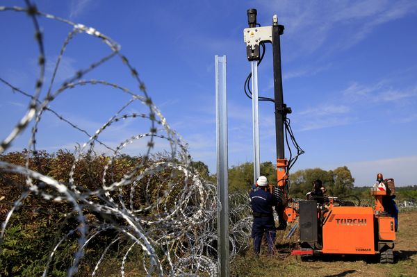 Hungarian army soldiers erect a fence on the border with Croatia near Zakany, Hungary, October 1, 2015. Hungarian army soldiers erect a fence on the border with Croatia near Zakany, Hungary, October 1, 2015. - Sputnik International