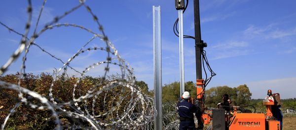 Hungarian army soldiers erect a fence on the border with Croatia near Zakany, Hungary, October 1, 2015. Hungarian army soldiers erect a fence on the border with Croatia near Zakany, Hungary, October 1, 2015. - Sputnik International