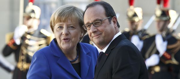 German Chancellor Angela Merkel , left, is welcomed by French President Francois Hollande at the Elysee Palace in Paris, France, Friday, Oct. 2, 2015. German Chancellor Angela Merkel , left, is welcomed by French President Francois Hollande at the Elysee Palace in Paris, France, Friday, Oct. 2, 2015. - Sputnik International