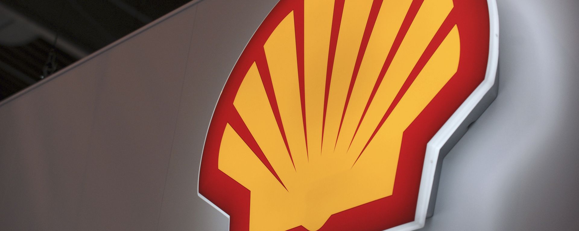 A picture shows the logo of Anglo-Dutch oil giant Shell A picture shows the logo of Anglo-Dutch oil giant Shell - Sputnik International, 1920, 04.12.2022