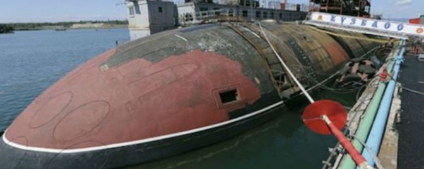 The Russian Navy Akula-class SSN Kuzbass alongside at the Zvezda shipyard in the Pacific. - Sputnik International