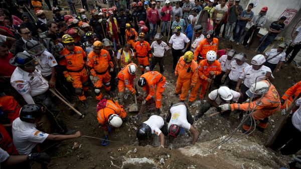 Rescue workers and firemen search for survivors at the the site of a landslide in Cambray, a neighborhood in the suburb of Santa Catarina Pinula, about 10 miles east of Guatemala City, Friday, Oct. 2, 2015. - Sputnik International
