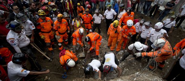 Rescue workers and firemen search for survivors at the the site of a landslide in Cambray, a neighborhood in the suburb of Santa Catarina Pinula, about 10 miles east of Guatemala City, Friday, Oct. 2, 2015. - Sputnik International