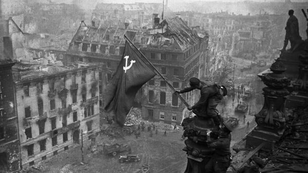 The Banner of Victory on the Reichstag building in Berlin, May 1, 1945. - Sputnik International