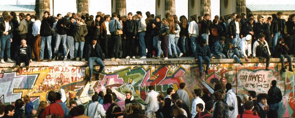 People walking on the Berlin wall in front of the Brandenburg gate after opening one day before, Nov. 10, 1989 People walking on the Berlin wall in front of the Brandenburg gate after opening one day before, Nov. 10, 1989 - Sputnik International