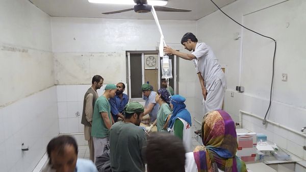 Afghan (MSF) surgeons work inside a Medecins Sans Frontieres (MSF) hospital after an air strike in the city of Kunduz, Afghanistan Afghan (MSF) surgeons work inside a Medecins Sans Frontieres (MSF) hospital after an air strike in the city of Kunduz, Afghanistan - Sputnik International