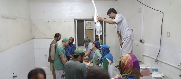 Afghan (MSF) surgeons work inside a Medecins Sans Frontieres (MSF) hospital after an air strike in the city of Kunduz, Afghanistan - Sputnik International
