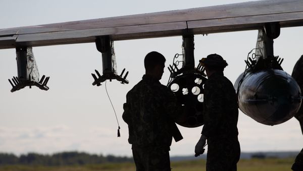 Servicemen near Su-25 aircraft - Sputnik International