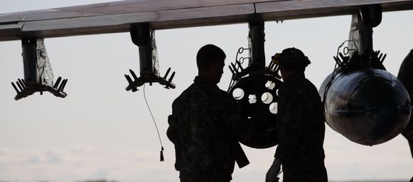 Servicemen near Su-25 aircraft Servicemen near Su-25 aircraft - Sputnik International