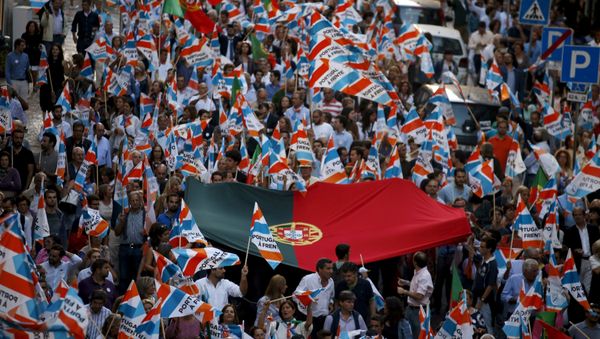 Supporters accompany Portugal's Prime Minister Pedro Passos Coelho and Deputy Prime Minister Paulo Portas during an election campaign event in Lisbon, Portugal, October 2, 2015 - Sputnik International