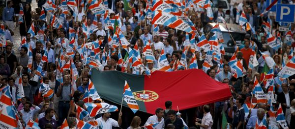 Supporters accompany Portugal's Prime Minister Pedro Passos Coelho and Deputy Prime Minister Paulo Portas during an election campaign event in Lisbon, Portugal, October 2, 2015 Supporters accompany Portugal's Prime Minister Pedro Passos Coelho and Deputy Prime Minister Paulo Portas during an election campaign event in Lisbon, Portugal, October 2, 2015 - Sputnik International