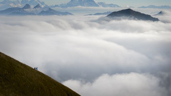 Tourists face a sea of mist engulfing the Alpes from the Moleson peak, Western Switzerland on September 26, 2015 - Sputnik International