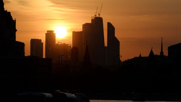 The sun sets behind the central Moscow skyline on September 18, 2015 - Sputnik International