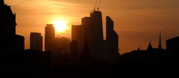 The sun sets behind the central Moscow skyline on September 18, 2015 - Sputnik International