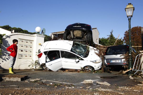 A boy stands next to rubble and damaged cars after violent storms and floods in Biot, southeastern France - Sputnik International