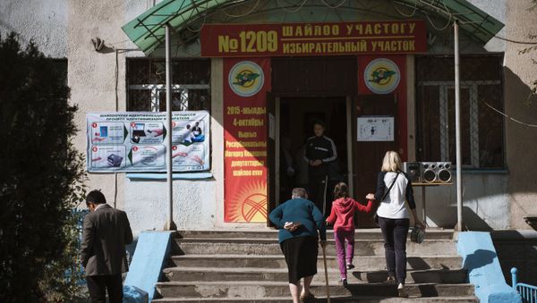 Electors go to a ballot station in Bishkek where elections to Kyrgyzstan's one-house parliament are taking place - Sputnik International