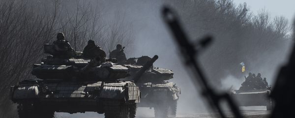 File photo of Ukrainian troops ride on tanks near Artemivsk, eastern Ukraine, Tuesday, Feb. 24, 2015 - Sputnik International