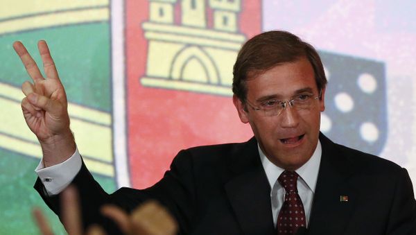 Portugal's Prime Minister and Social Democratic party leader Pedro Passos Coelho gestures to supporters after polls closed in a general election in Lisbon, Portugal, October 4, 2015 - Sputnik International
