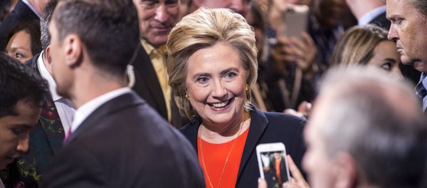 Democratic presidential candidate Hillary Clinton has a picture taken by a supporter after speaking at the Human Rights Campaign Breakfast in Washington, October 3, 2015 - Sputnik International
