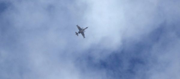 A warplane flies in the sky over the southern countryside of Idlib, Syria October 2, 2015 A warplane flies in the sky over the southern countryside of Idlib, Syria October 2, 2015 - Sputnik International