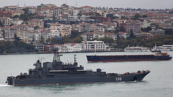Russian Navy's large landing ship Korolev sails in the Bosphorus, on its way to the Mediterranean Sea, in Istanbul, Turkey, October 1, 2015 Russian Navy's large landing ship Korolev sails in the Bosphorus, on its way to the Mediterranean Sea, in Istanbul, Turkey, October 1, 2015 - Sputnik International