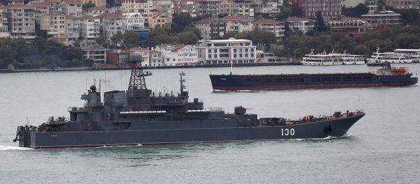 Russian Navy's large landing ship Korolev sails in the Bosphorus, on its way to the Mediterranean Sea, in Istanbul, Turkey, October 1, 2015 - Sputnik International