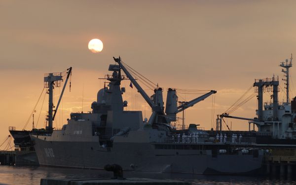 Vietnamese sailors gather on the deck of Vietnamese frigate Ly Thai To (HQ-012) as the sun sets at Manila bay, Philippines Tuesday, Nov. 25, 2014 - Sputnik International