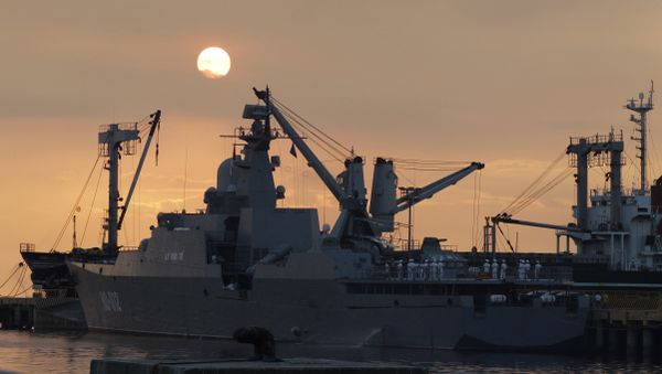 Vietnamese sailors gather on the deck of Vietnamese frigate Ly Thai To (HQ-012) as the sun sets at Manila bay, Philippines Tuesday, Nov. 25, 2014 - Sputnik International