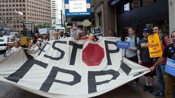 Protestors call for the rejection of the Trans-Pacific Partnership trade deal under negotiation in Atlanta, Georgia on October 1, 2015 - Sputnik International