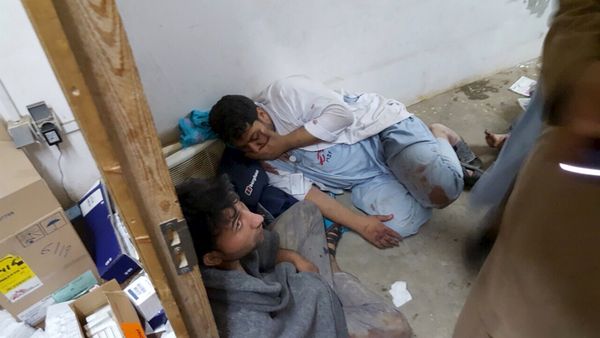 Afghan staff react inside a Medecins Sans Frontieres (MSF) hospital after an air strike in the city of Kunduz, Afghanistan in this October 3, 2015 - Sputnik International