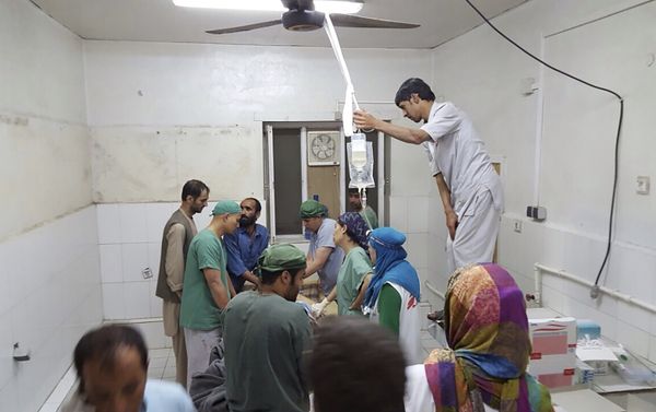 Afghan (MSF) surgeons work inside a Medecins Sans Frontieres (MSF) hospital after an air strike in the city of Kunduz, Afghanistan in this October 3, 2015 Afghan (MSF) surgeons work inside a Medecins Sans Frontieres (MSF) hospital after an air strike in the city of Kunduz, Afghanistan in this October 3, 2015 - Sputnik International