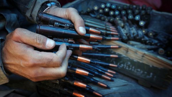 A fighter prepares an ammunition belt. A fighter prepares an ammunition belt. - Sputnik International