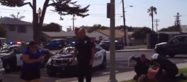 Cops Beat a Woman While Her Children Watch Cops Beat a Woman While Her Children Watch - Sputnik International