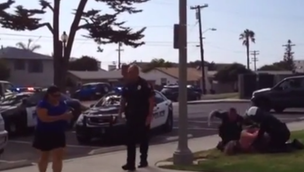 Cops Beat a Woman While Her Children Watch Cops Beat a Woman While Her Children Watch - Sputnik International