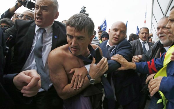 A shirtless Xavier Broseta (2ndL), Executive Vice President for Human Resources and Labour Relations at Air France, is evacuated by security after employees interrupted a meeting with representatives staff at the Air France headquarters building at the Charles de Gaulle International Airport in Roissy, near Paris, France, October 5, 2015. Air France confirmed in a meeting with staff on Monday that it plans to cut 2,900 jobs by 2017 and shed 14 aircraft from its long-haul fleet as part of efforts to lower costs, two union sources said. A shirtless Xavier Broseta (2ndL), Executive Vice President for Human Resources and Labour Relations at Air France, is evacuated by security after employees interrupted a meeting with representatives staff at the Air France headquarters building at the Charles de Gaulle International Airport in Roissy, near Paris, France, October 5, 2015. Air France confirmed in a meeting with staff on Monday that it plans to cut 2,900 jobs by 2017 and shed 14 aircraft from its long-haul fleet as part of efforts to lower costs, two union sources said. - Sputnik International