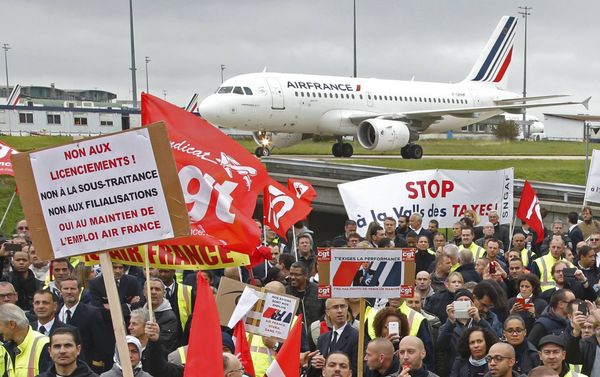 Striking employees of Air France demonstrate in front of the Air France headquarters building at the Charles de Gaulle International Airport in Roissy, near Paris, France, October 5, 2015. Air France confirmed in a meeting with staff on Monday that it plans to cut 2,900 jobs by 2017 and shed 14 aircraft from its long-haul fleet as part of efforts to lower costs, two union sources said. Striking employees of Air France demonstrate in front of the Air France headquarters building at the Charles de Gaulle International Airport in Roissy, near Paris, France, October 5, 2015. Air France confirmed in a meeting with staff on Monday that it plans to cut 2,900 jobs by 2017 and shed 14 aircraft from its long-haul fleet as part of efforts to lower costs, two union sources said. - Sputnik International