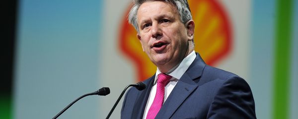 Royal Dutch Shell CEO Ben Van Beurden addresses a keynote speech during the World Gas Conference in Paris on June 2, 2015 - Sputnik International