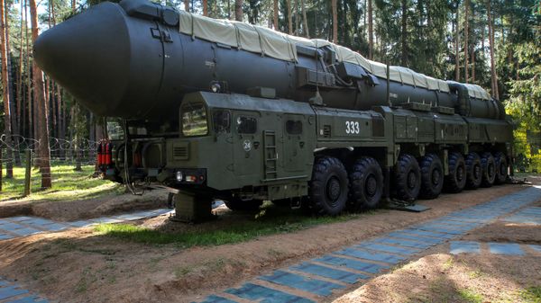 Sergei Shoigu inspects Teykovo Guards Missile Division and Yars land-based mobile missile system - Sputnik International
