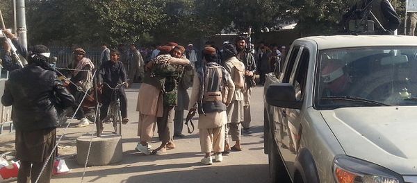 Taliban fighters hug each other a day after they overran the strategic northern city of Kunduz, on September 29, 2015 Taliban fighters hug each other a day after they overran the strategic northern city of Kunduz, on September 29, 2015 - Sputnik International