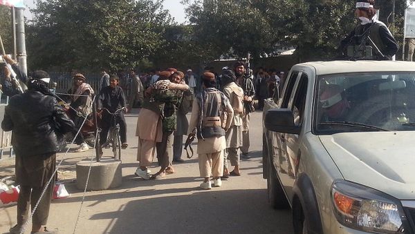 Taliban fighters hug each other a day after they overran the strategic northern city of Kunduz, on September 29, 2015 - Sputnik International