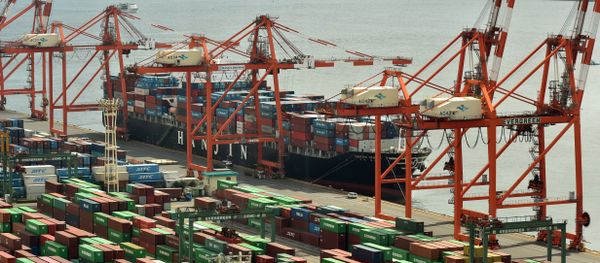 A general view of the cargo terminal area of Tokyo port on October 6, 2015 - Sputnik International
