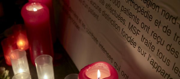 Candles are pictured outside the Medecins Sans Frontieres (MSF) headquarters in Geneva, Switzerland October 7, 2015 - Sputnik International