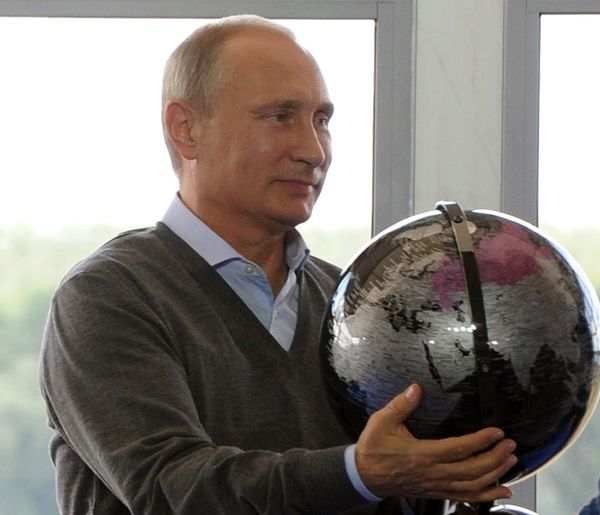 In this photo taken on Friday, Aug. 29, 2014, Russian President Vladimir Putin holds a terrestrial globe presented him as a gift during his meeting with participants in the youth educational forum at the Seliger youth camp near Lake Seliger, some 450 kilometres (281 miles) northwest of Moscow, in Tver region, Russia In this photo taken on Friday, Aug. 29, 2014, Russian President Vladimir Putin holds a terrestrial globe presented him as a gift during his meeting with participants in the youth educational forum at the Seliger youth camp near Lake Seliger, some 450 kilometres (281 miles) northwest of Moscow, in Tver region, Russia - Sputnik International