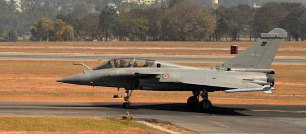 A Rafale multi-role combat aircraft from Dassault Aviation of France prepares to take off at Yelahanka Airforce Station in Bangalore on February 18, 2015, on the inaugural day of Aero India 2015 - Sputnik International