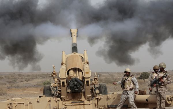 In this Monday, April 20, 2015, file photo, Saudi soldiers fire artillery toward three armed vehicles approaching the Saudi border with Yemen in Jazan, Saudi Arabia. In this Monday, April 20, 2015, file photo, Saudi soldiers fire artillery toward three armed vehicles approaching the Saudi border with Yemen in Jazan, Saudi Arabia. - Sputnik International