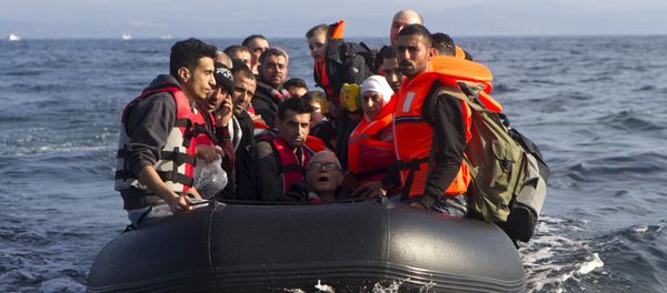 Syrian refugees arrive on an overcrowded dinghy on the Greek island of Lesbos, after crossing a part of the Aegean Sea from the Turkish coast, October 3, 2015 - Sputnik International