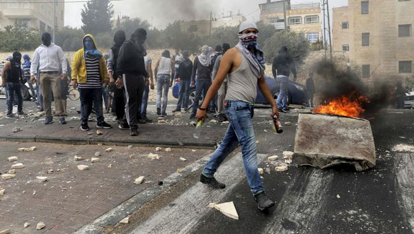 Stone-throwing Palestinians clash with Israeli police in Sur Baher, a village in the suburbs of Arab east Jerusalem, October 7, 2015 Stone-throwing Palestinians clash with Israeli police in Sur Baher, a village in the suburbs of Arab east Jerusalem, October 7, 2015 - Sputnik International