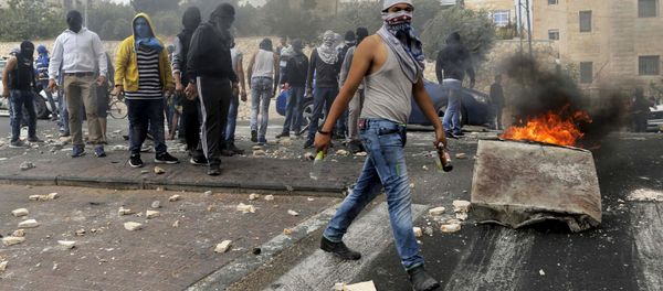 Stone-throwing Palestinians clash with Israeli police in Sur Baher, a village in the suburbs of Arab east Jerusalem, October 7, 2015 Stone-throwing Palestinians clash with Israeli police in Sur Baher, a village in the suburbs of Arab east Jerusalem, October 7, 2015 - Sputnik International