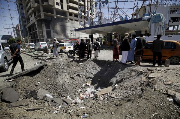 People gather at the site of a Saudi-led air strike that targeted the Complex for Automotive Services near a tunnel leading to the presidential house in Yemen's capital Sanaa, October 1, 2015 - Sputnik International