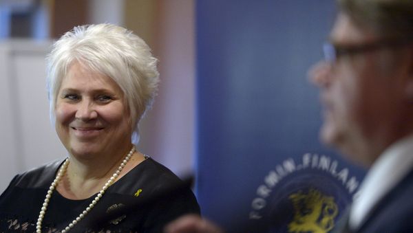 Estonia's Foreign Minister Marina Kaljurand (L) listens while her Finnish counterpart Timo Soini speaks during their joint news conference in Helsinki, Finland, on September 23, 2015 - Sputnik International